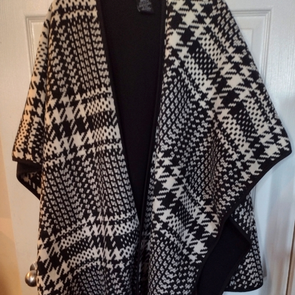 Large Houndstooth Reversible Cape/Shawl